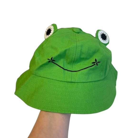 3 Tops 1 Hat Green Bundle 🤍 - Picture 8 of 9